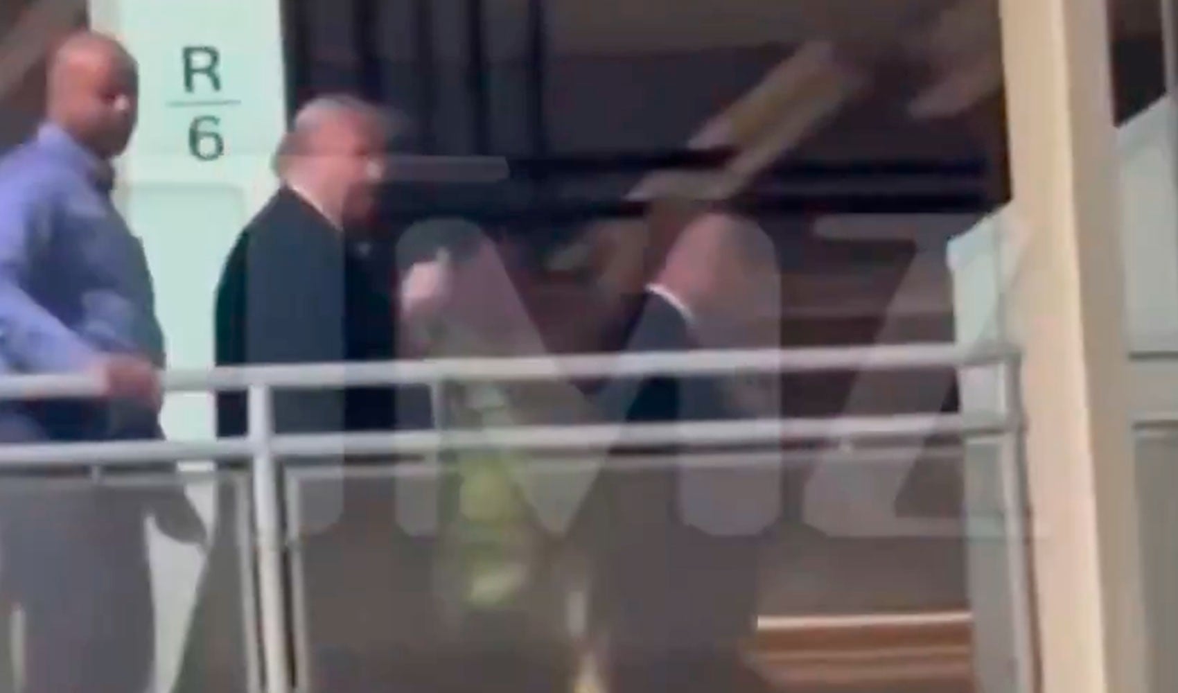 Epstein protestosuna önce küfür etti, sonra orta parmağını gösterdi