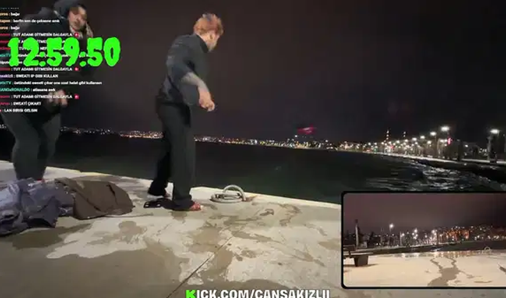 Büyükçekmece’de sosyal medya yayını sırasında denize atlayan kadın kurtarıldı