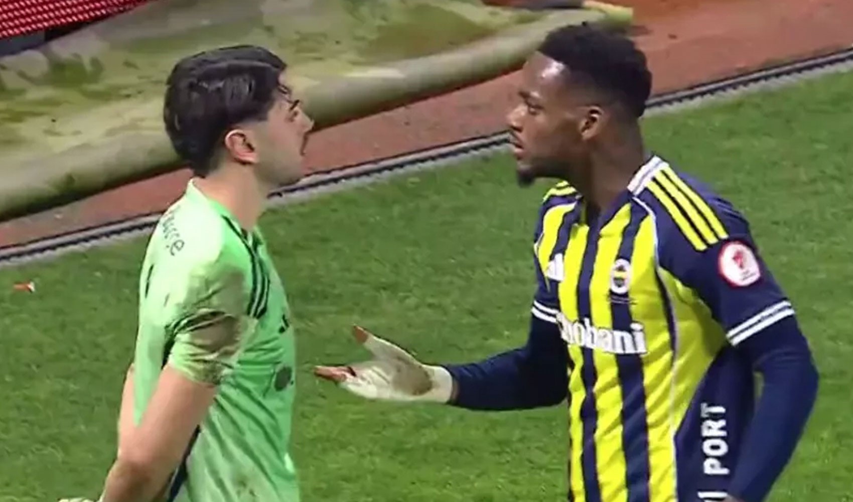 Jhon Duran'la kafa kafaya gelen genç kaleci geceye damga vurdu