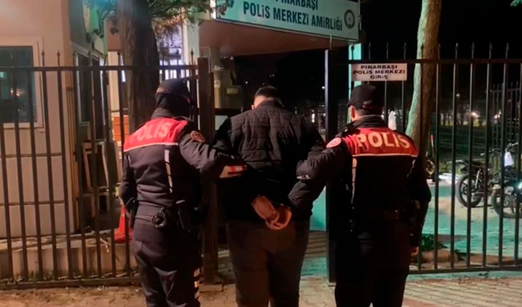 İzmir’de 21 yıl hapis cezalı ve 128 suç kayıtlı 2 kişi yakalandı