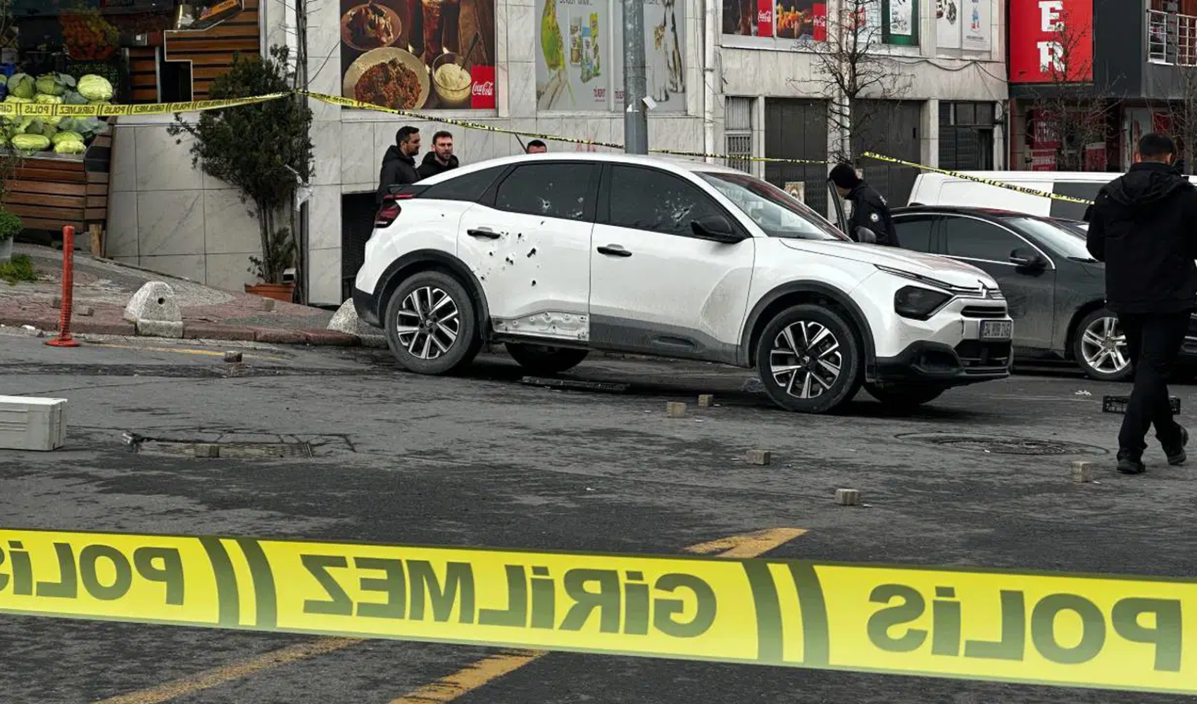 Kağıthane’de park halindeki araca silahlı saldırı