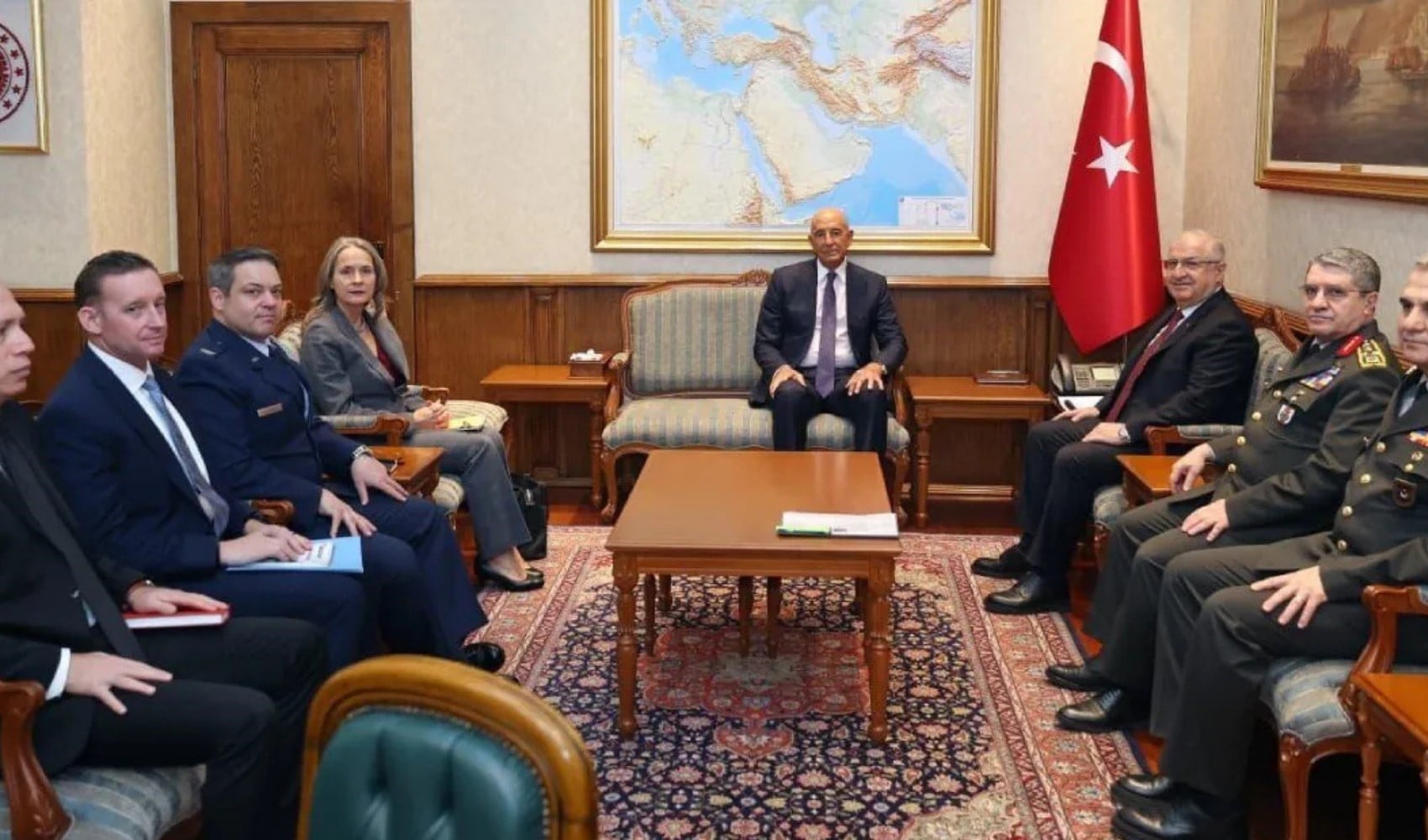 Tom Barrack ve Yaşar Güler'in oturma düzeni büyük tepki topladı