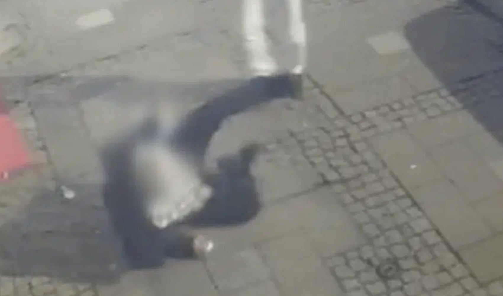 Ümraniye'de yol ortasında saldırıya uğradı: O anlar kamerada