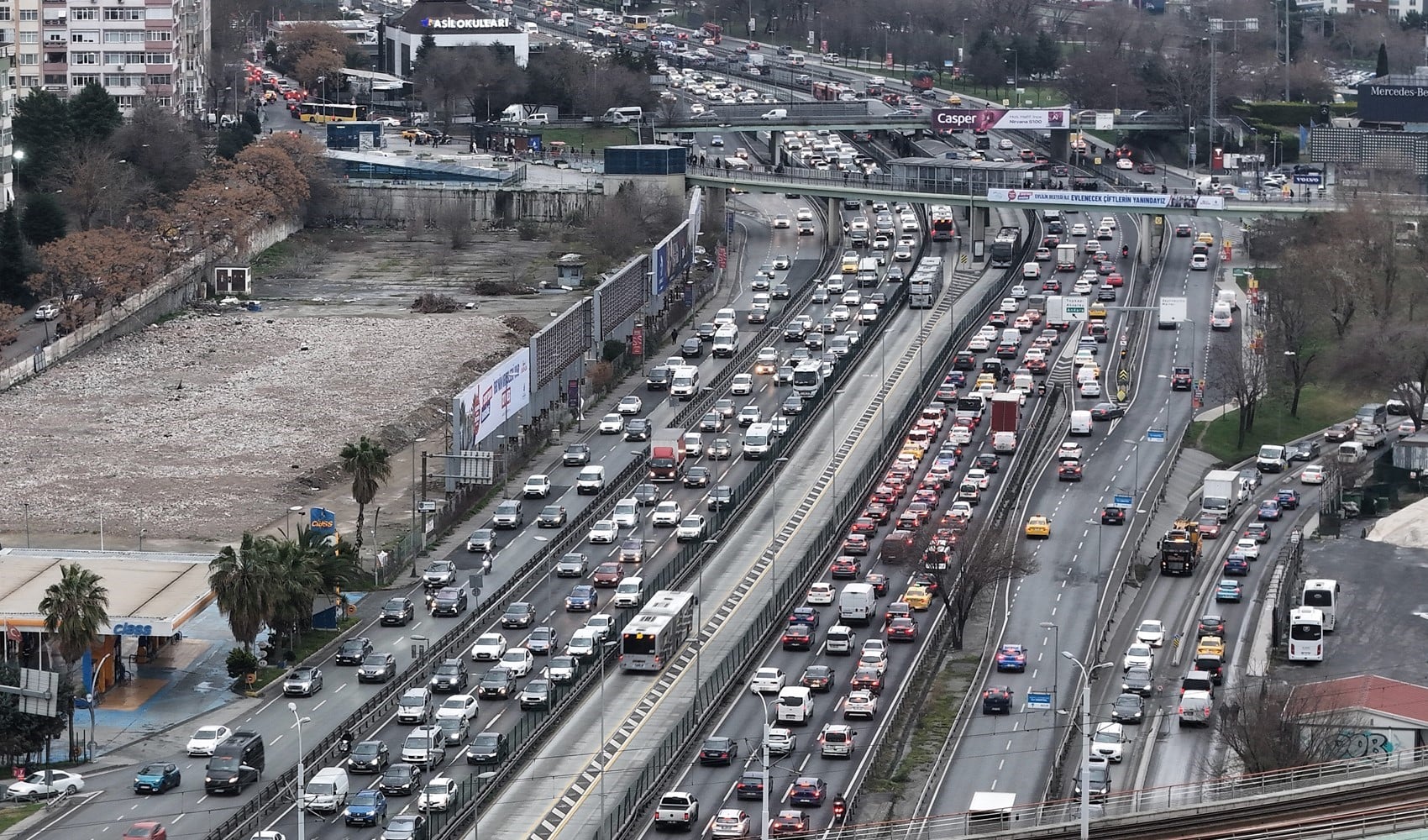 İstanbul’da ara tatilin başlamasıyla trafik yoğunluğu yüzde 85’e ulaştı