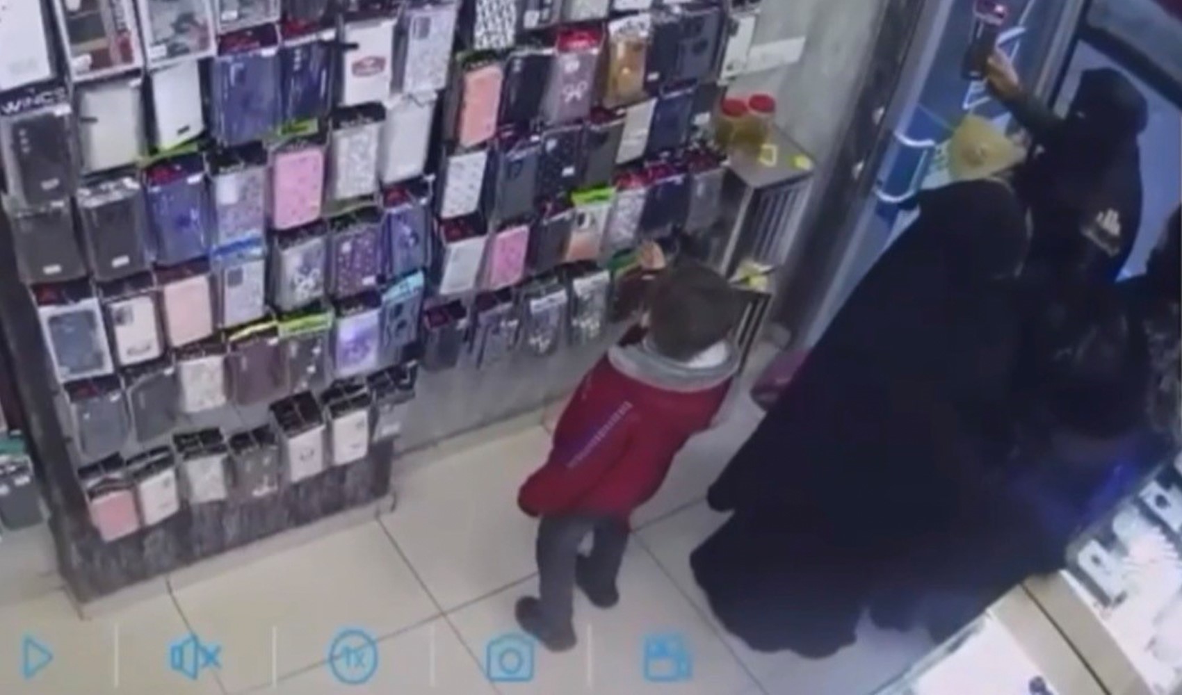 Çocuğunu ameliyat ettirmek için bozdurmaya çalıştığı altınlar çalındı