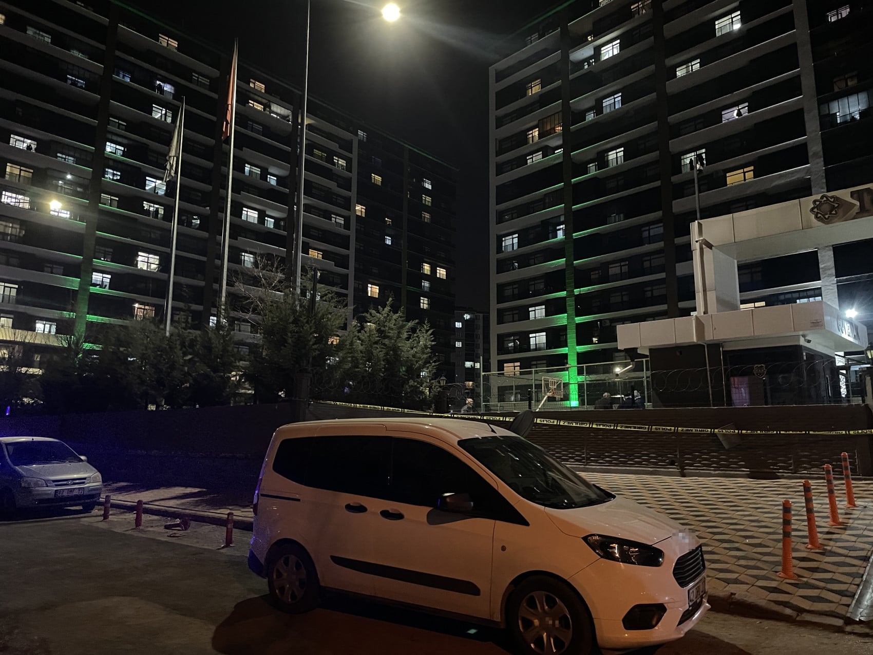 Kız kardeşini öldürdü, annesini ağır yaralayıp intihar etti