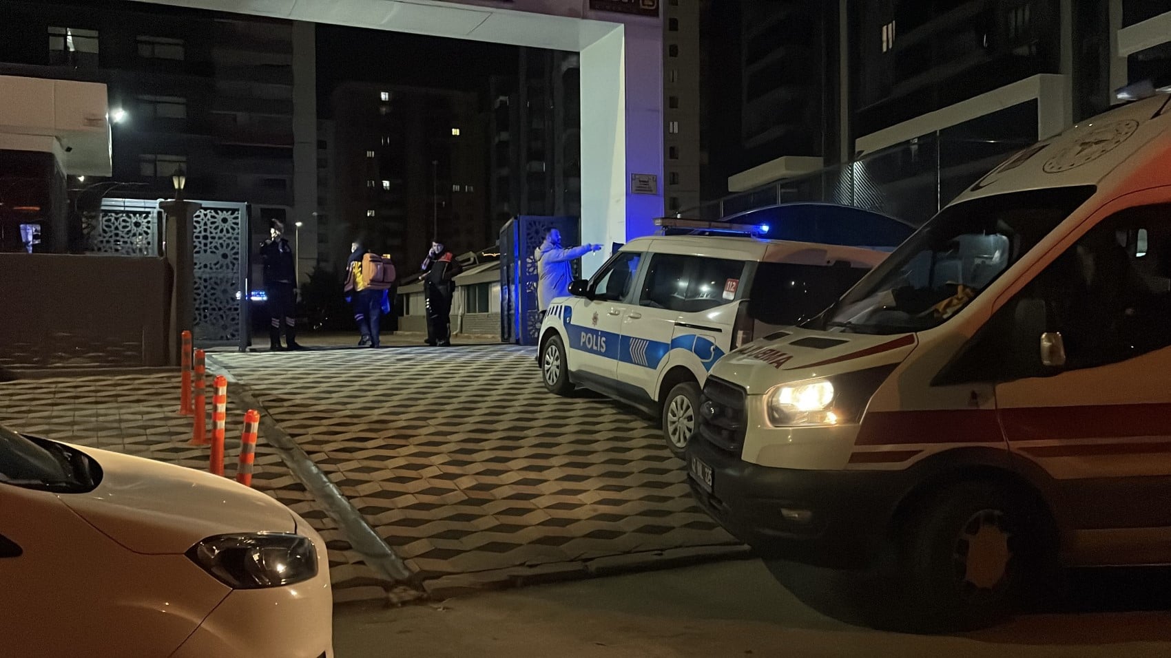 Kız kardeşini öldürdü, annesini ağır yaralayıp intihar etti