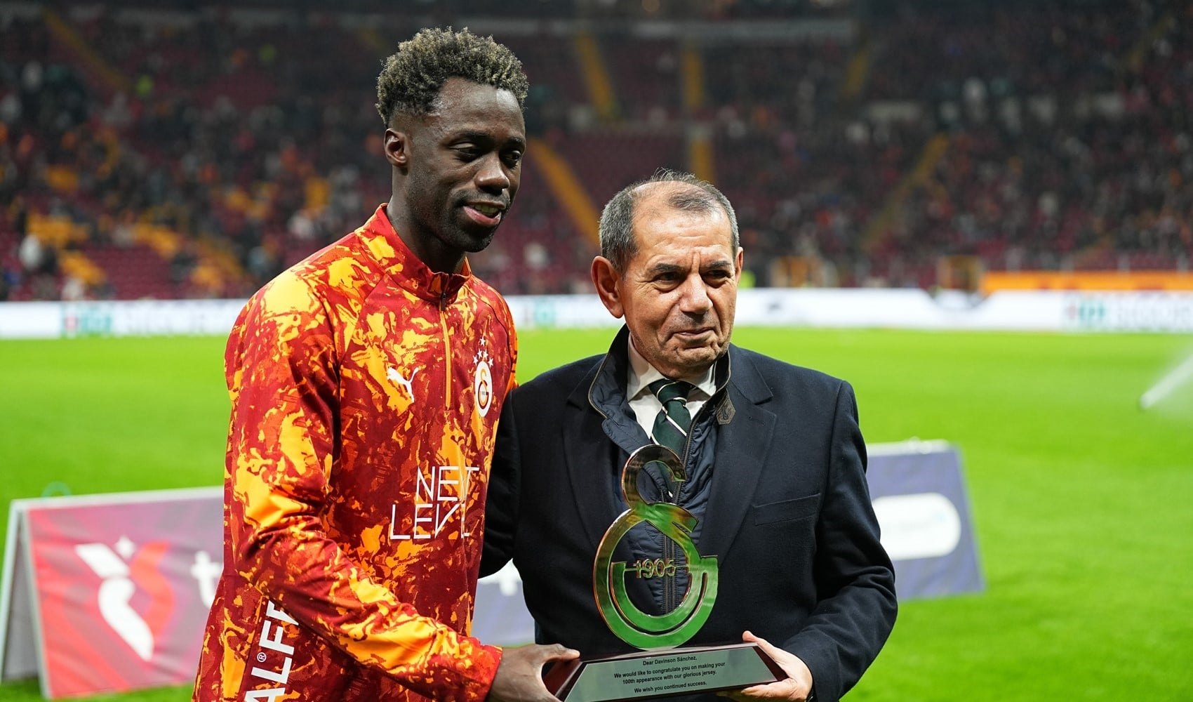 Galatasaray'da 100. maçına çıkan Davinson Sanchez'e plaket verildi