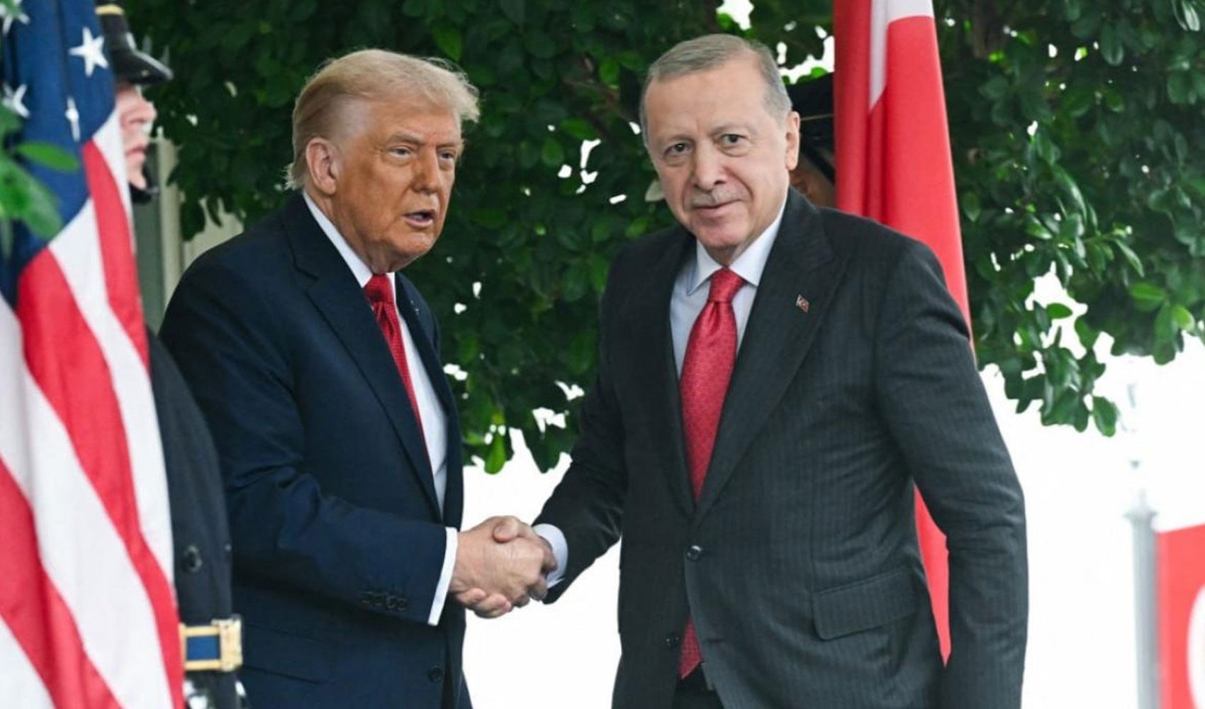 Recep Tayyip Erdoğan ile Donald Trump tokalaşırken görülüyor.