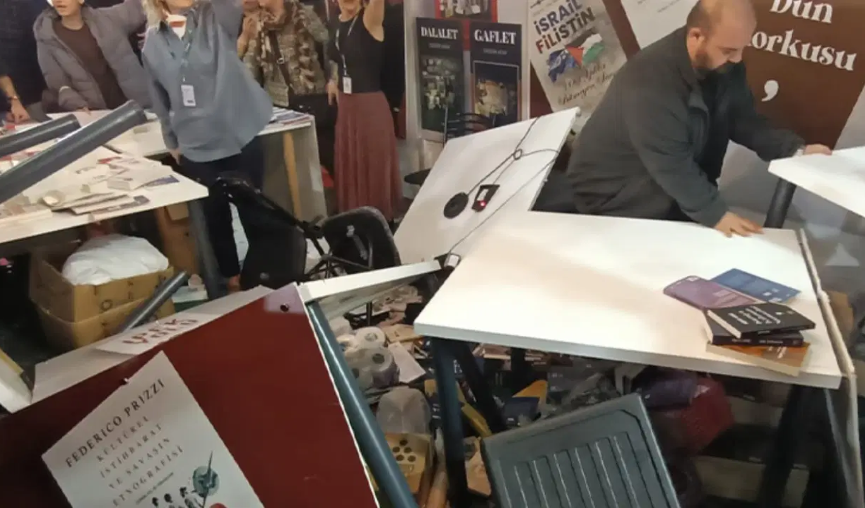 Çukurova Kitap Fuarı’nda yayınevi standına toplu saldırı gerçekleşti