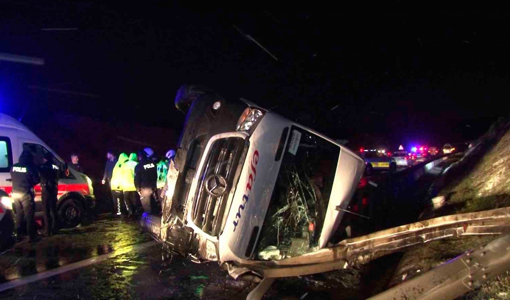 Kar yağışı nedeniyle Kuzey Marmara Otoyolu'nda servis aracı devrildi! Çok sayıda yaralı var