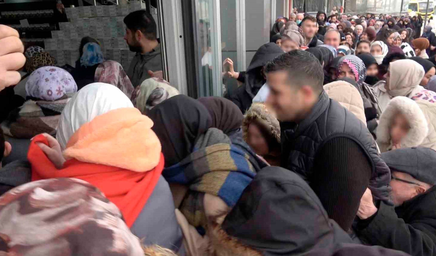 Bursa'da 100 TL'lik ürün izdihamı