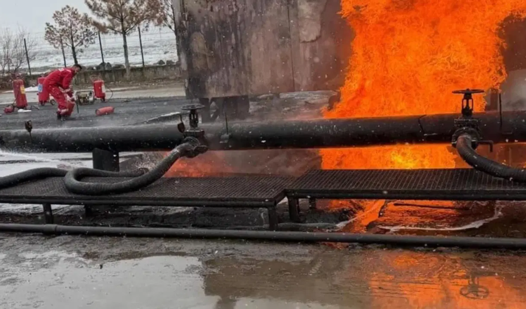 Ham petrol havuzunda yangın çıktı