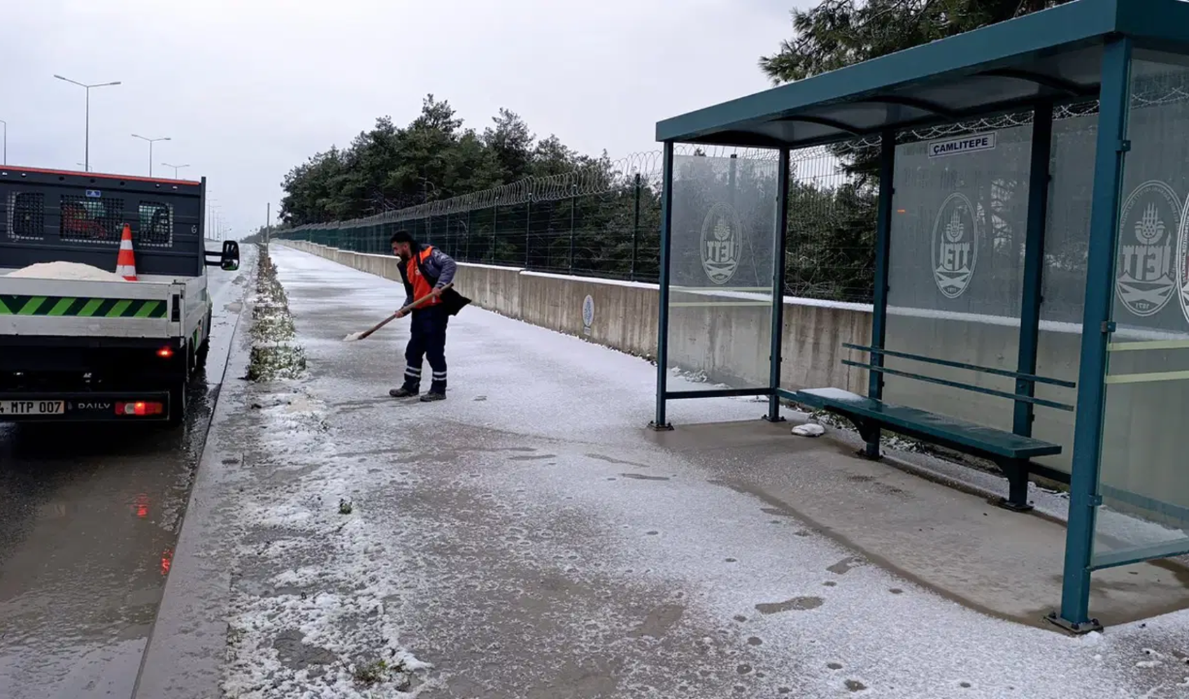İstanbul’da kar yağışıyla mücadele: Binlerce personel sahaya indi