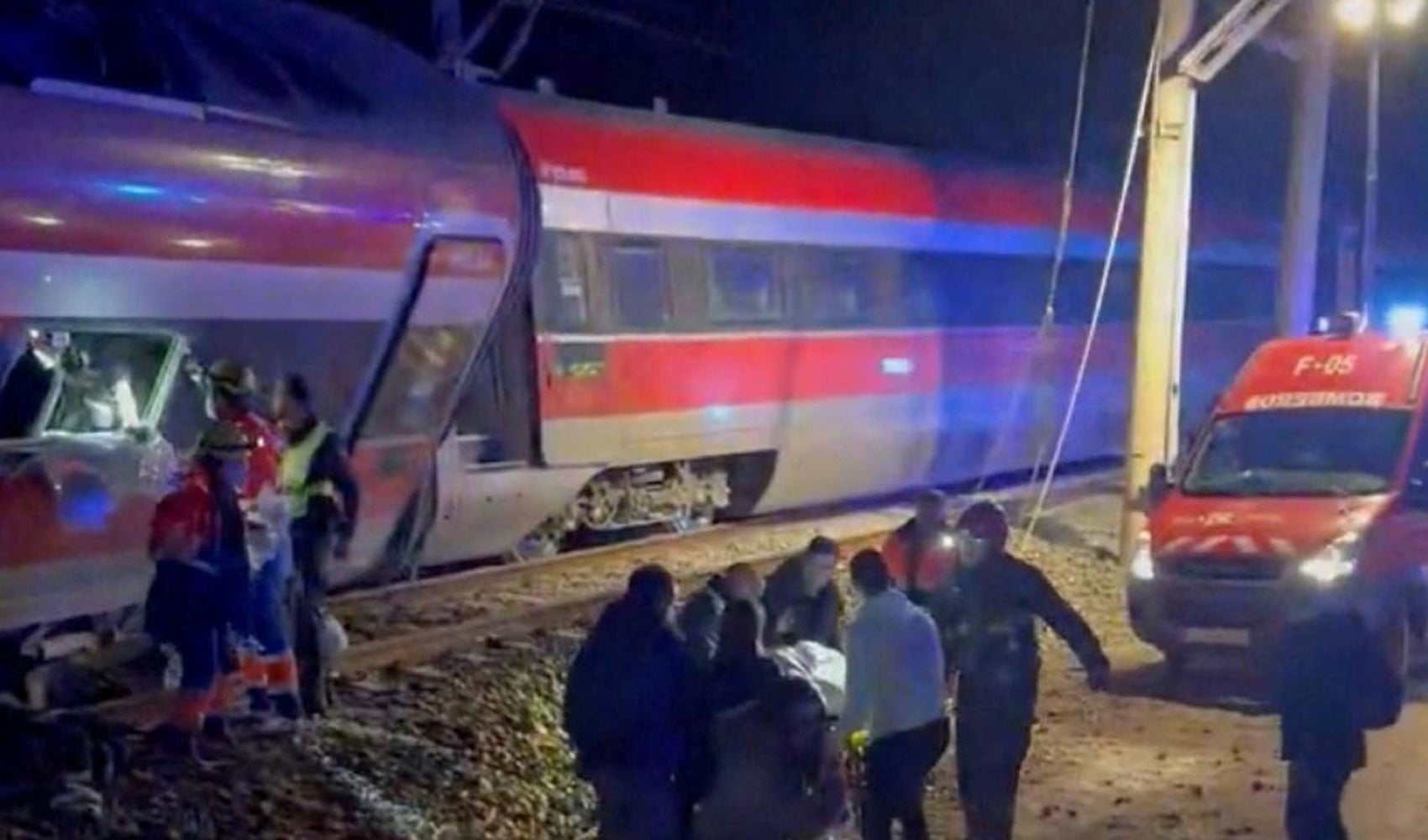 İspanya’da facia: 2 hızlı tren raydan çıktı!