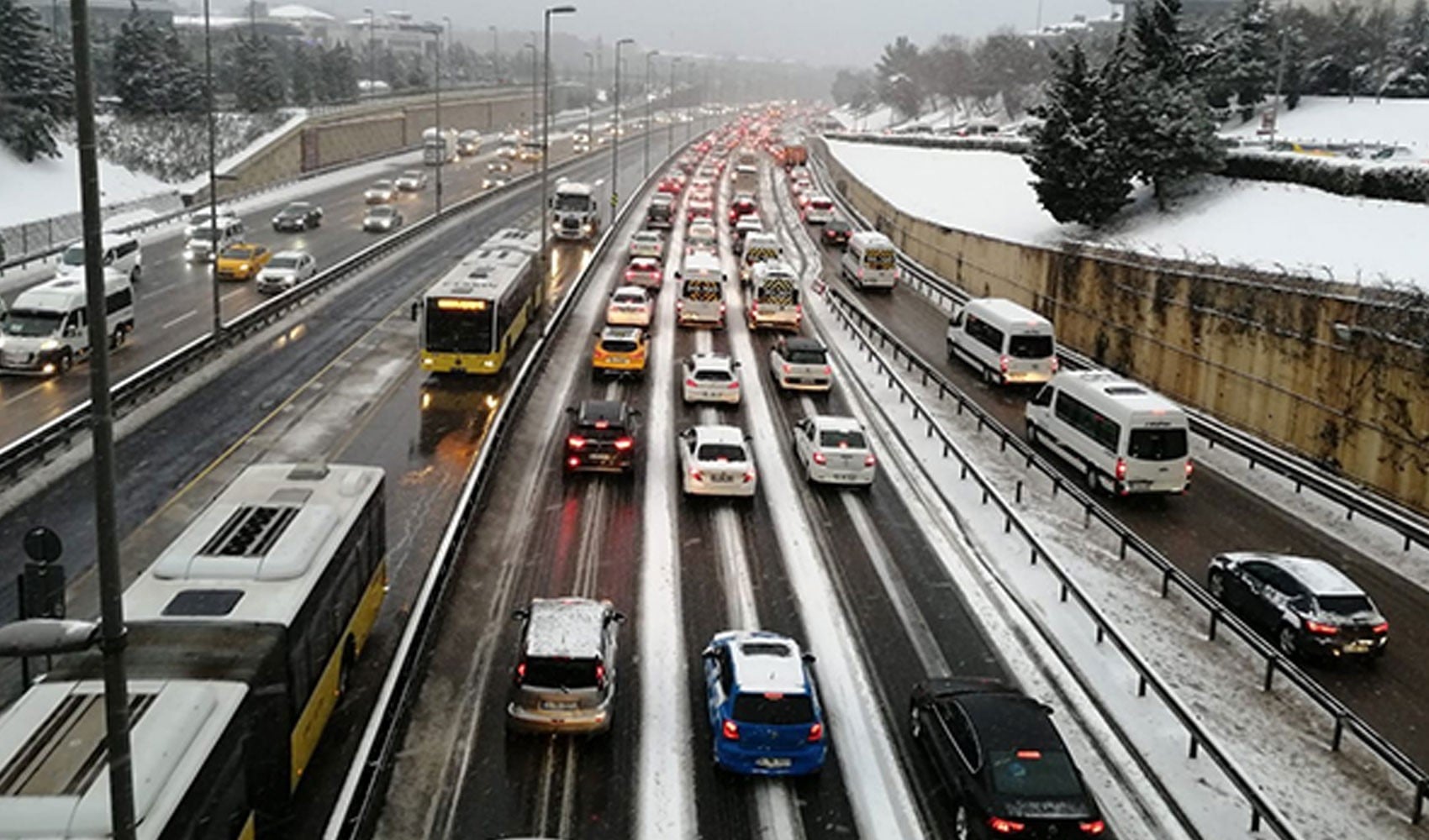 Kar yağışı İstanbul'da trafiği durma noktasına getirdi