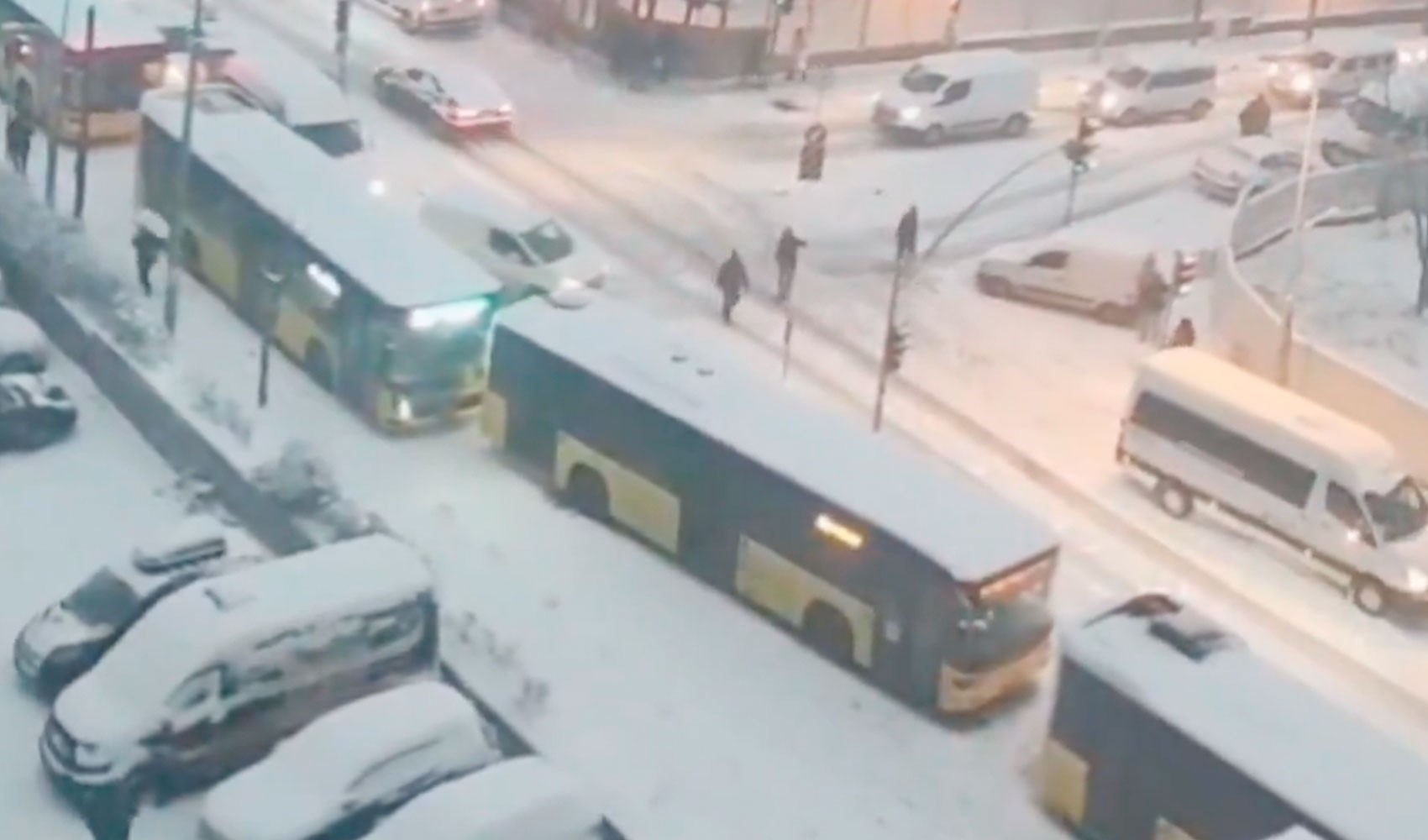 İstanbul'da kar yağışı etkisini artırıyor: Bağcılar'da otobüs ve araçlar yolda kaldı