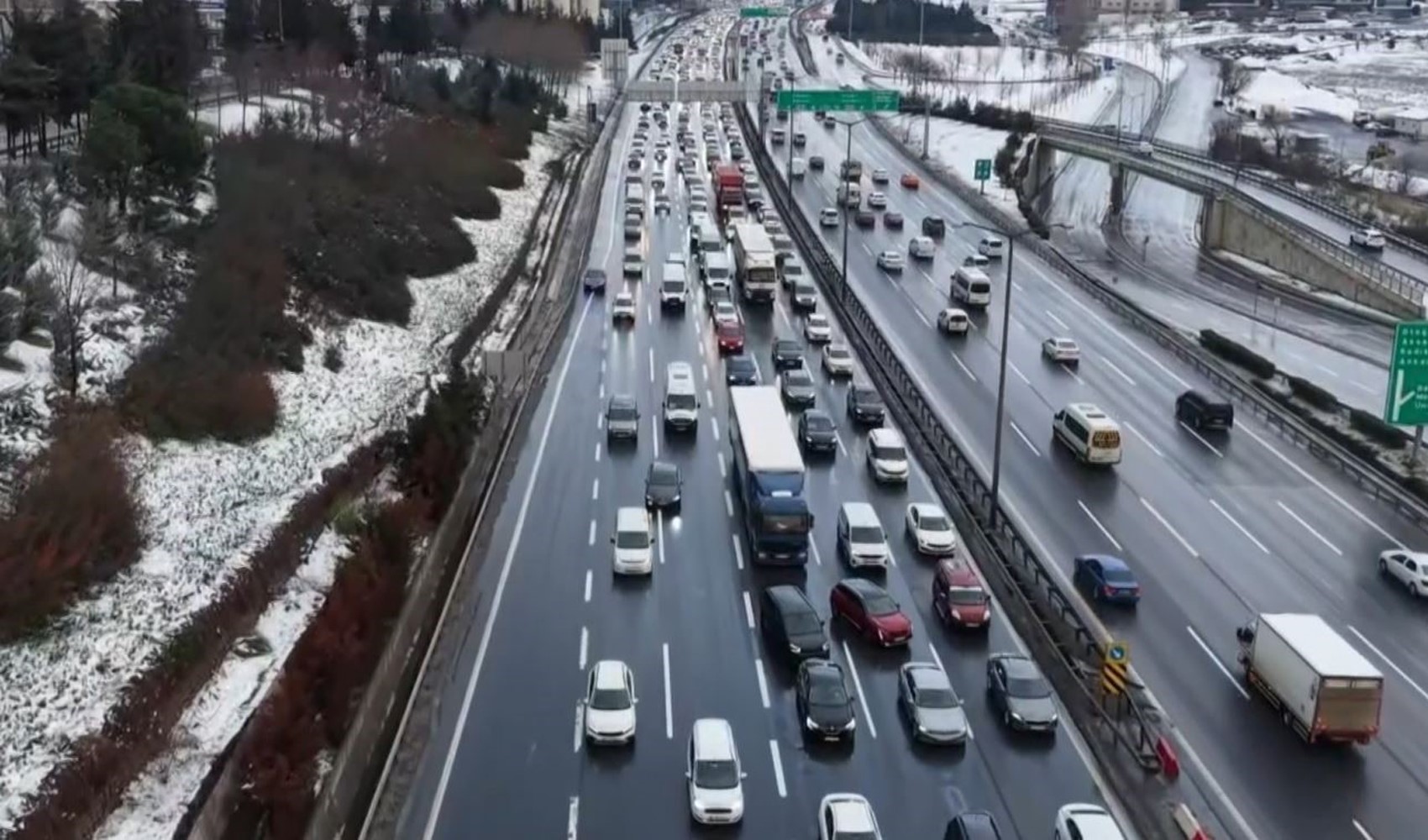 TEM Otoyolu Mahmutbey Gişeleri'nde trafik havadan görüntülendi