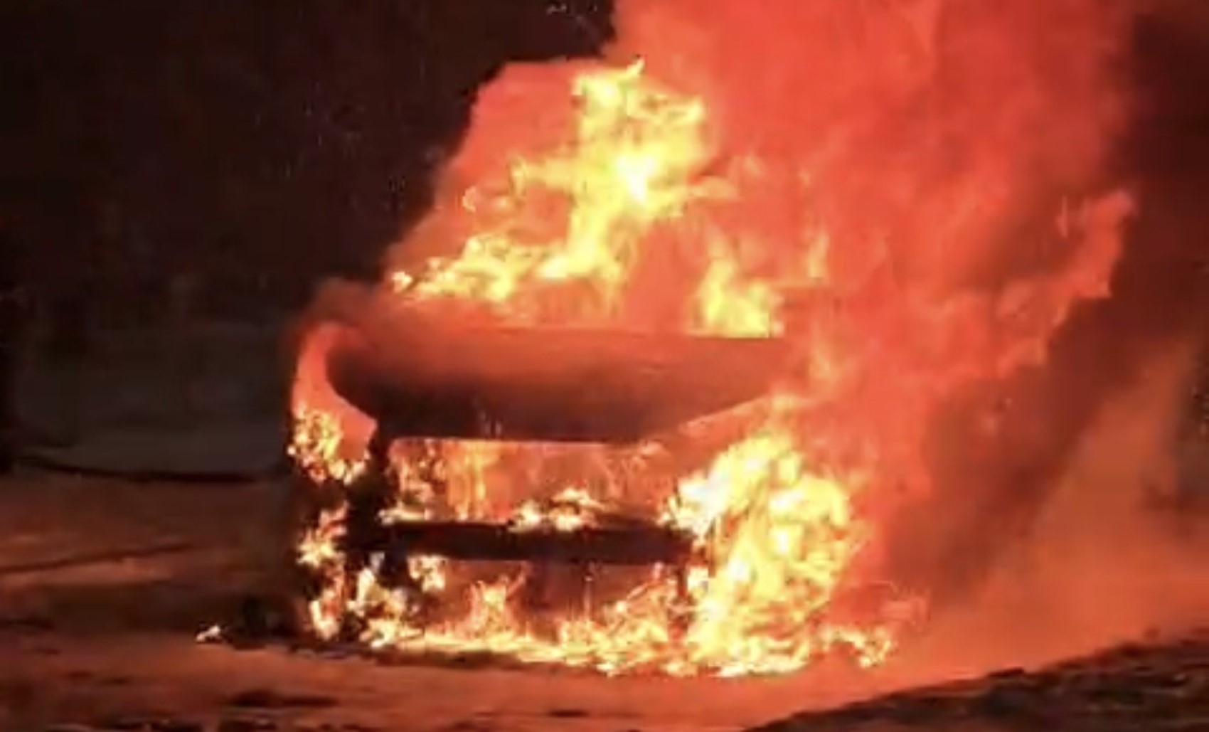 Karlı rampayı çıkarken zorlanan araç alev alev yandı: Araçta altın aradı