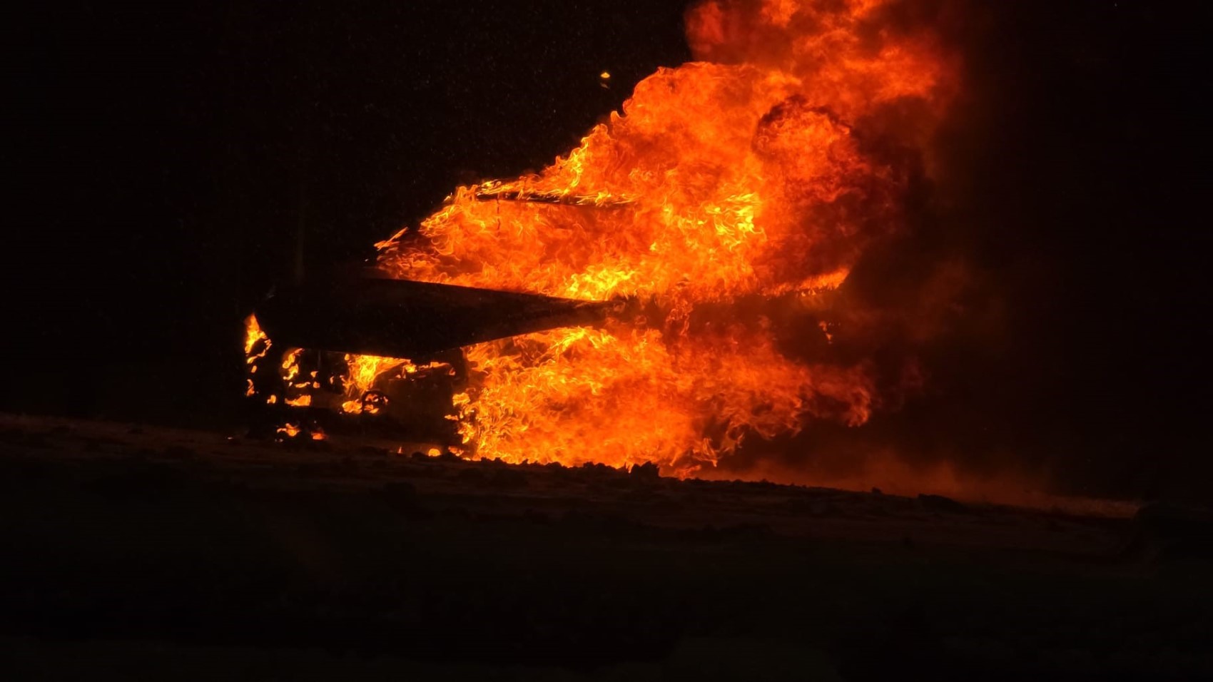 Karlı rampayı çıkarken zorlanan araç alev alev yandı: Araçta altın aradı