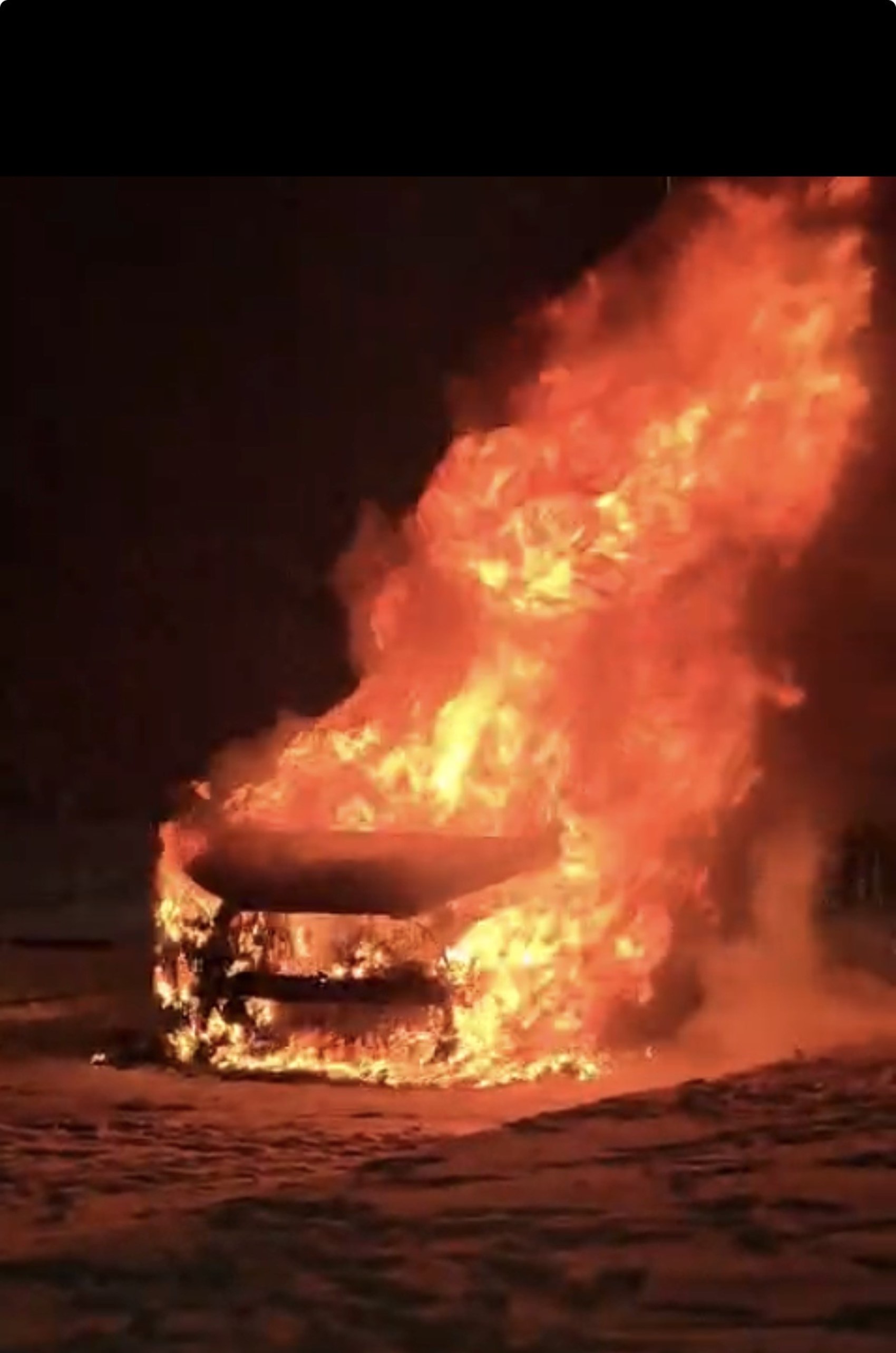 Karlı rampayı çıkarken zorlanan araç alev alev yandı: Araçta altın aradı