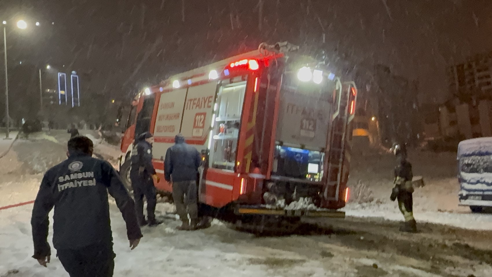 Karlı rampayı çıkarken zorlanan araç alev alev yandı: Araçta altın aradı