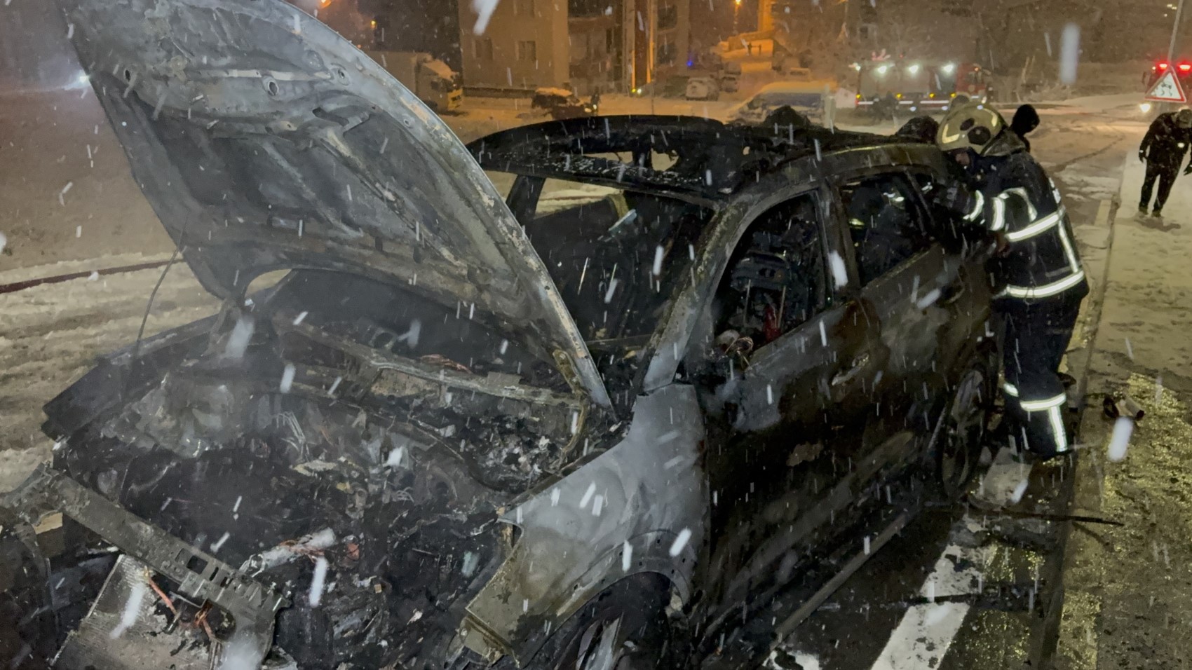 Karlı rampayı çıkarken zorlanan araç alev alev yandı: Araçta altın aradı