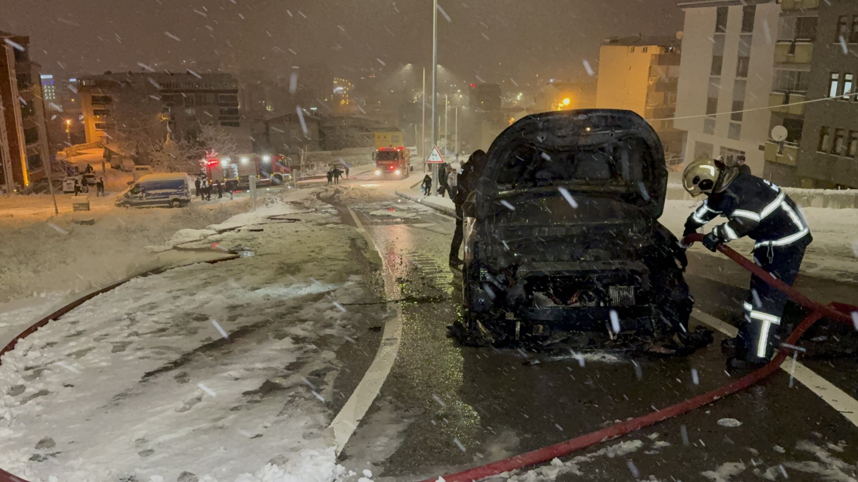 Karlı rampayı çıkarken zorlanan araç alev alev yandı: Araçta altın aradı