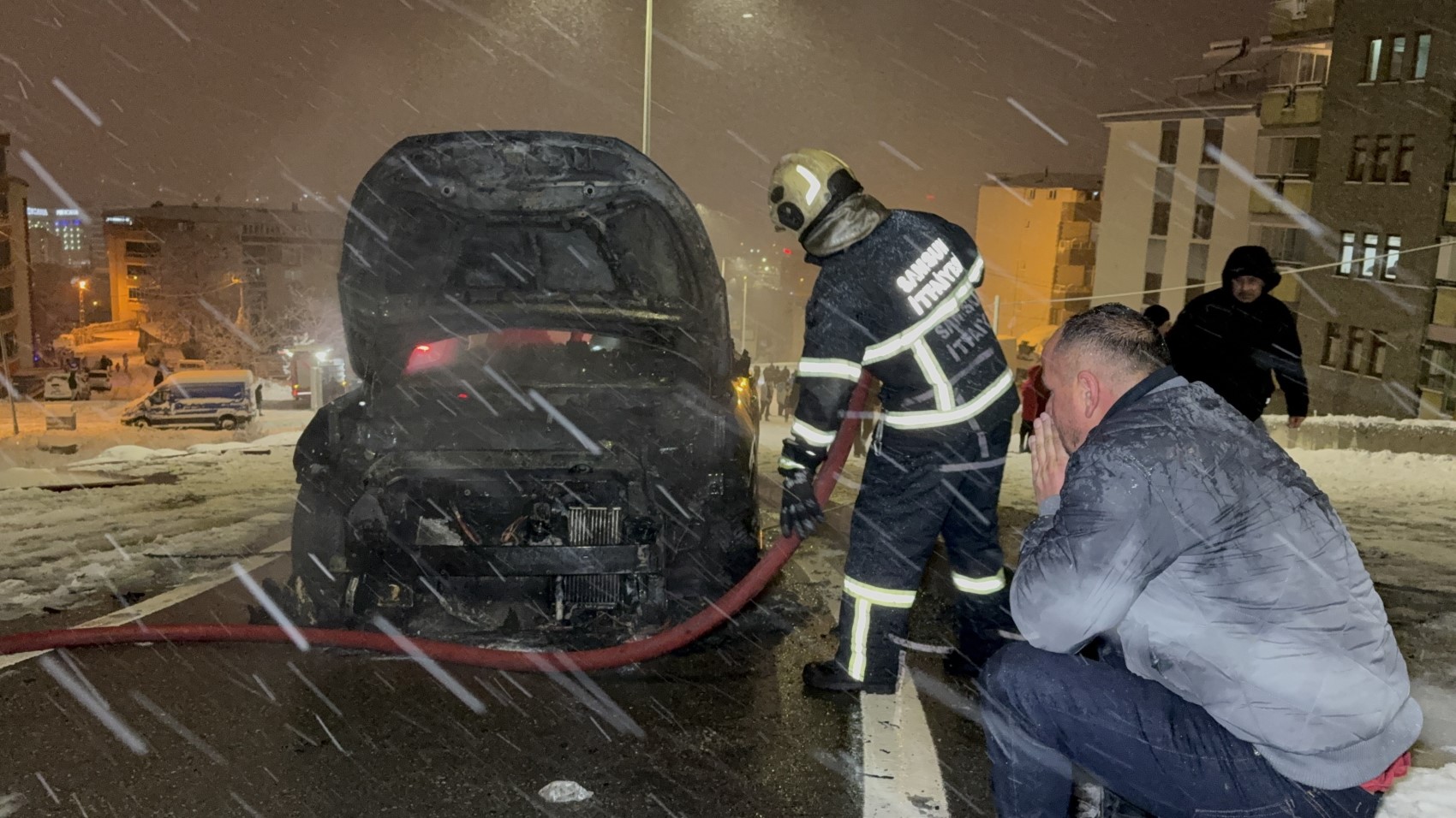 Karlı rampayı çıkarken zorlanan araç alev alev yandı: Araçta altın aradı