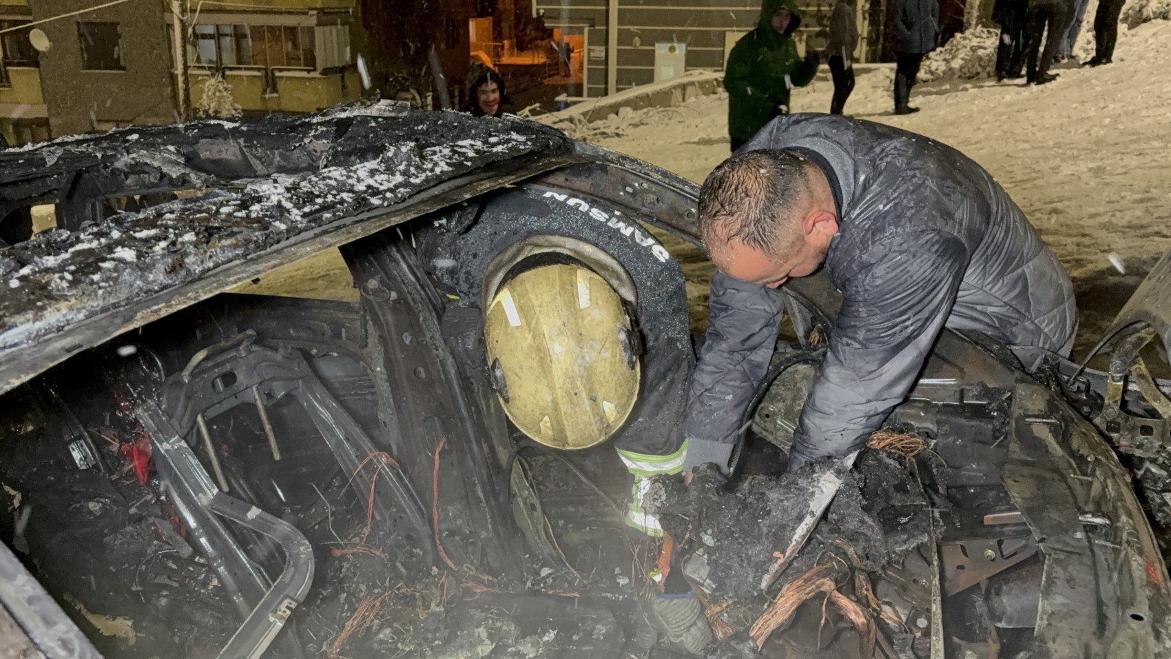 Karlı rampayı çıkarken zorlanan araç alev alev yandı: Araçta altın aradı