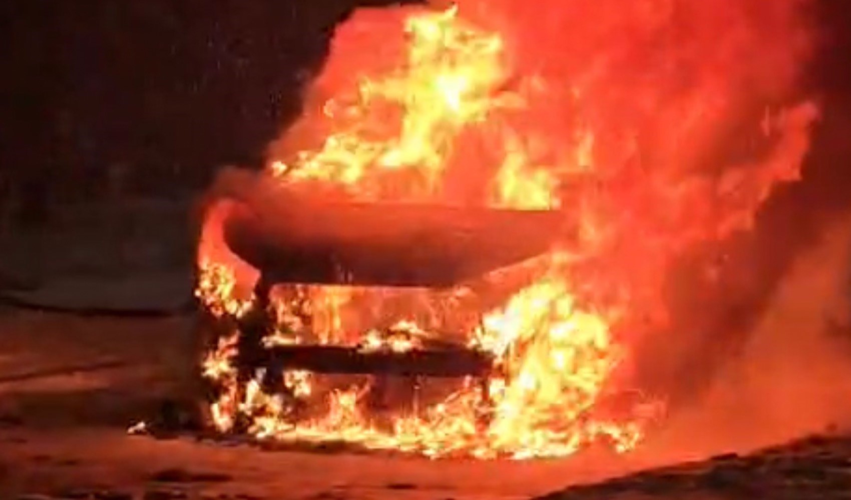 Karlı rampayı çıkarken zorlanan araç alev alev yandı: Araçta altın aradı