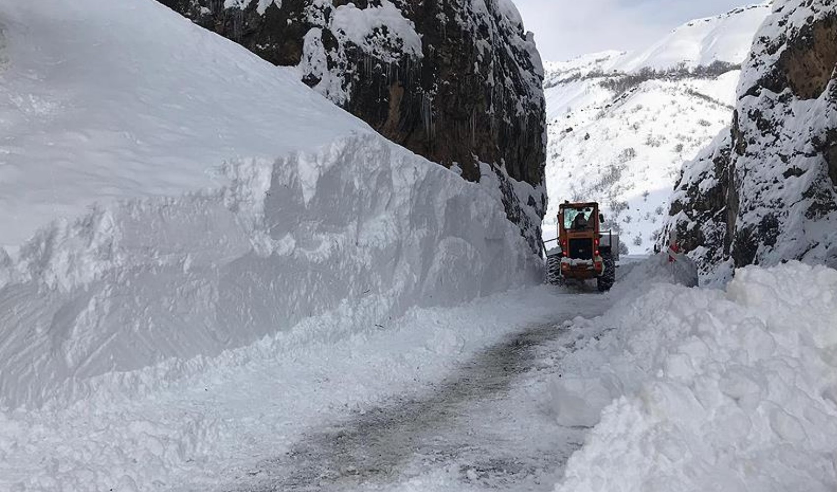 Hakkari’de çığ felaketi: 40 araç çığ altında kaldı