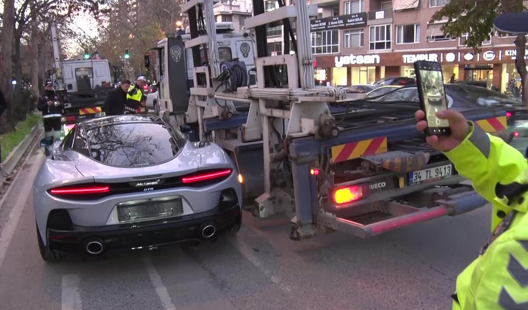 Kadıköy’de vurgun iddiasıyla gündeme gelen galeriye operasyon