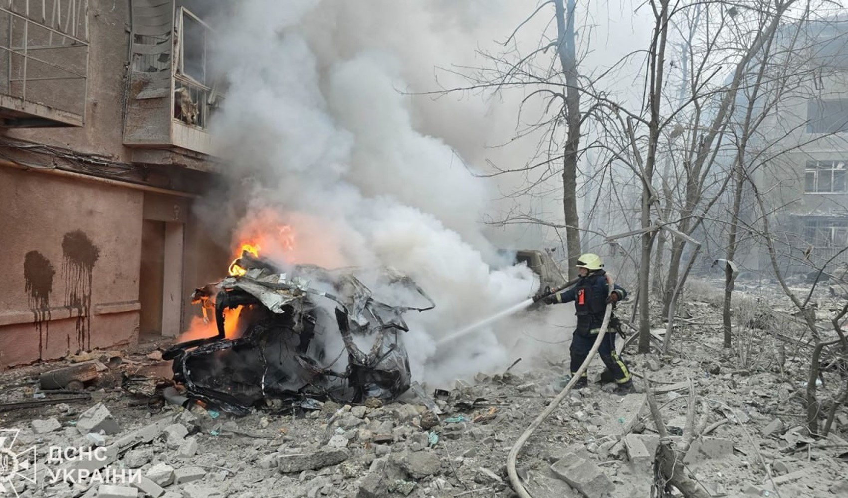 Rusya, Harkov'da 5 katlı binayı vurdu: En az 25 yaralı