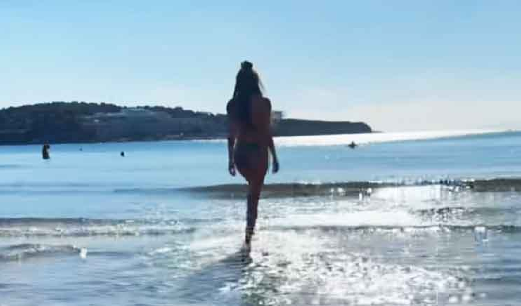 Ebru Şahin’den kış mevsiminde cesur deniz pozu