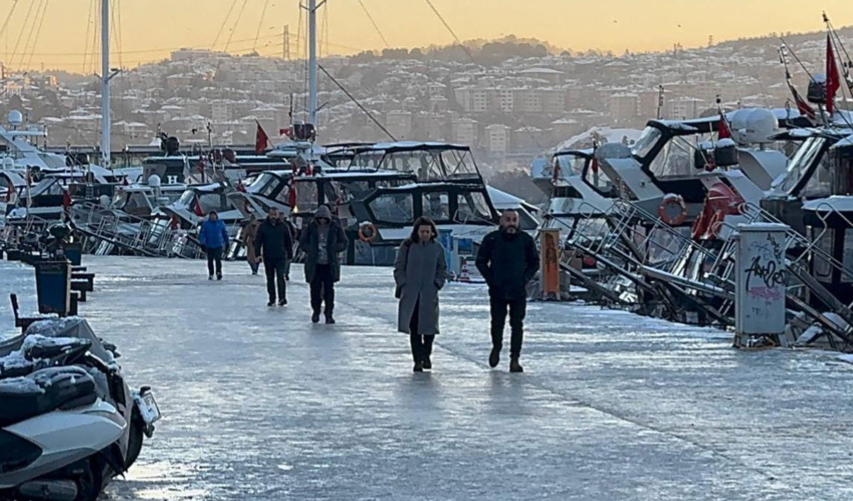 İstanbul'da kar yağışı devam edecek mi? Meteoroloji'den buzlanma uyarısı! İşte il il 20 Ocak Salı hava durumu...