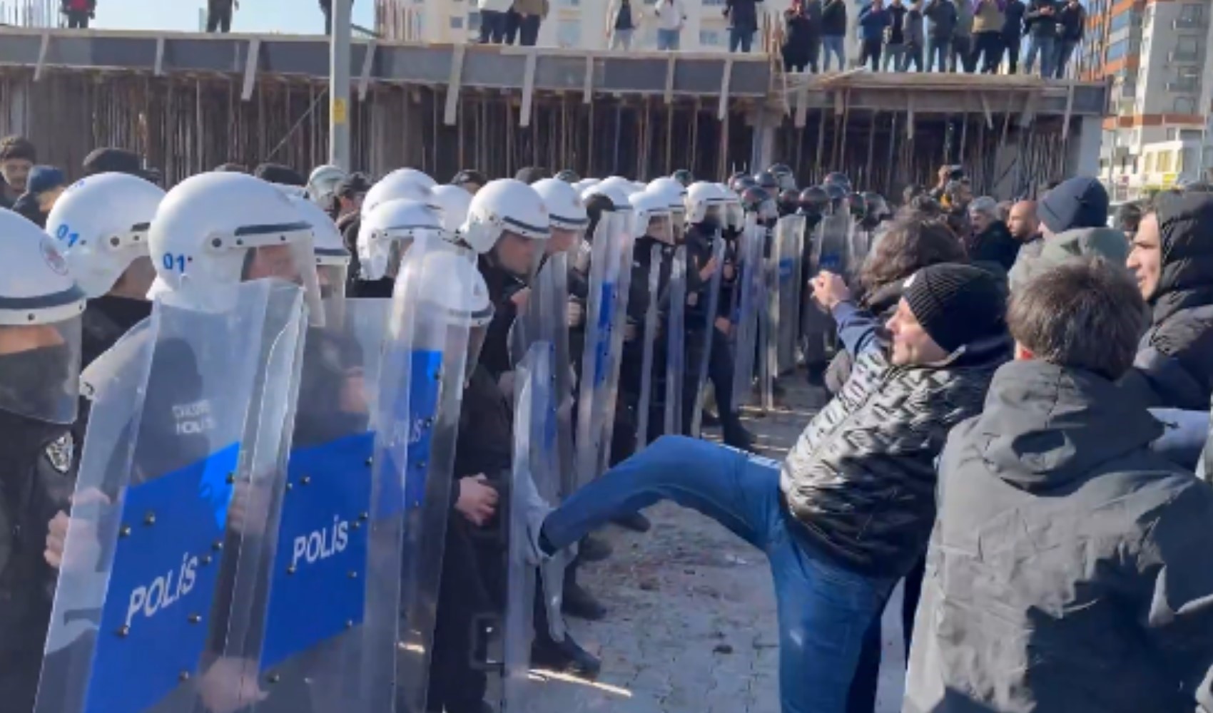 DEM Parti'nin grup toplantısını yaptığı Nusaybin'de ortalık karıştı