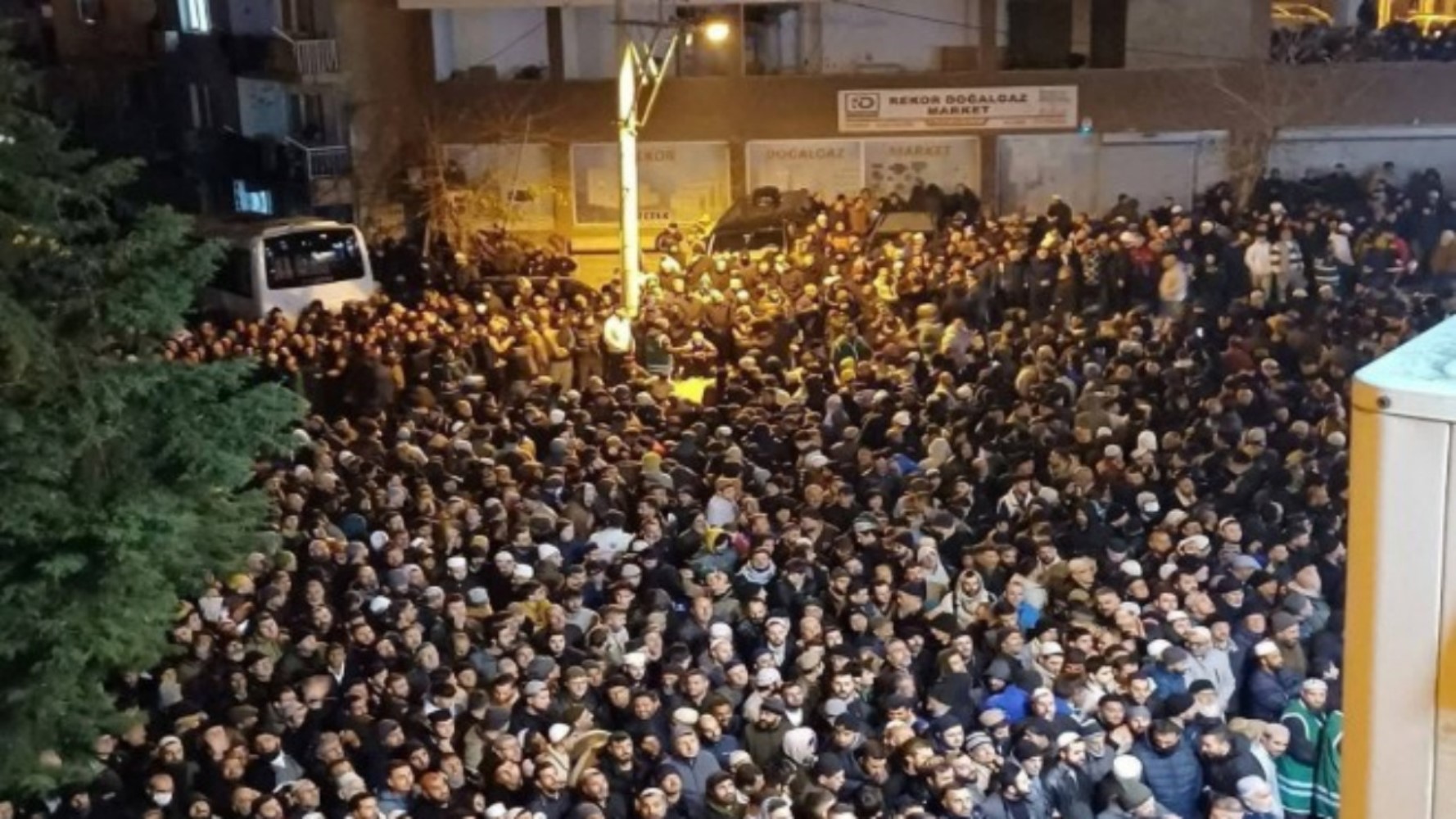 İzmir'de tepki çeken görüntüler sonrası Menzil'den açıklama geldi: Türkiye'ye laiklik hiç gelmemiş!
