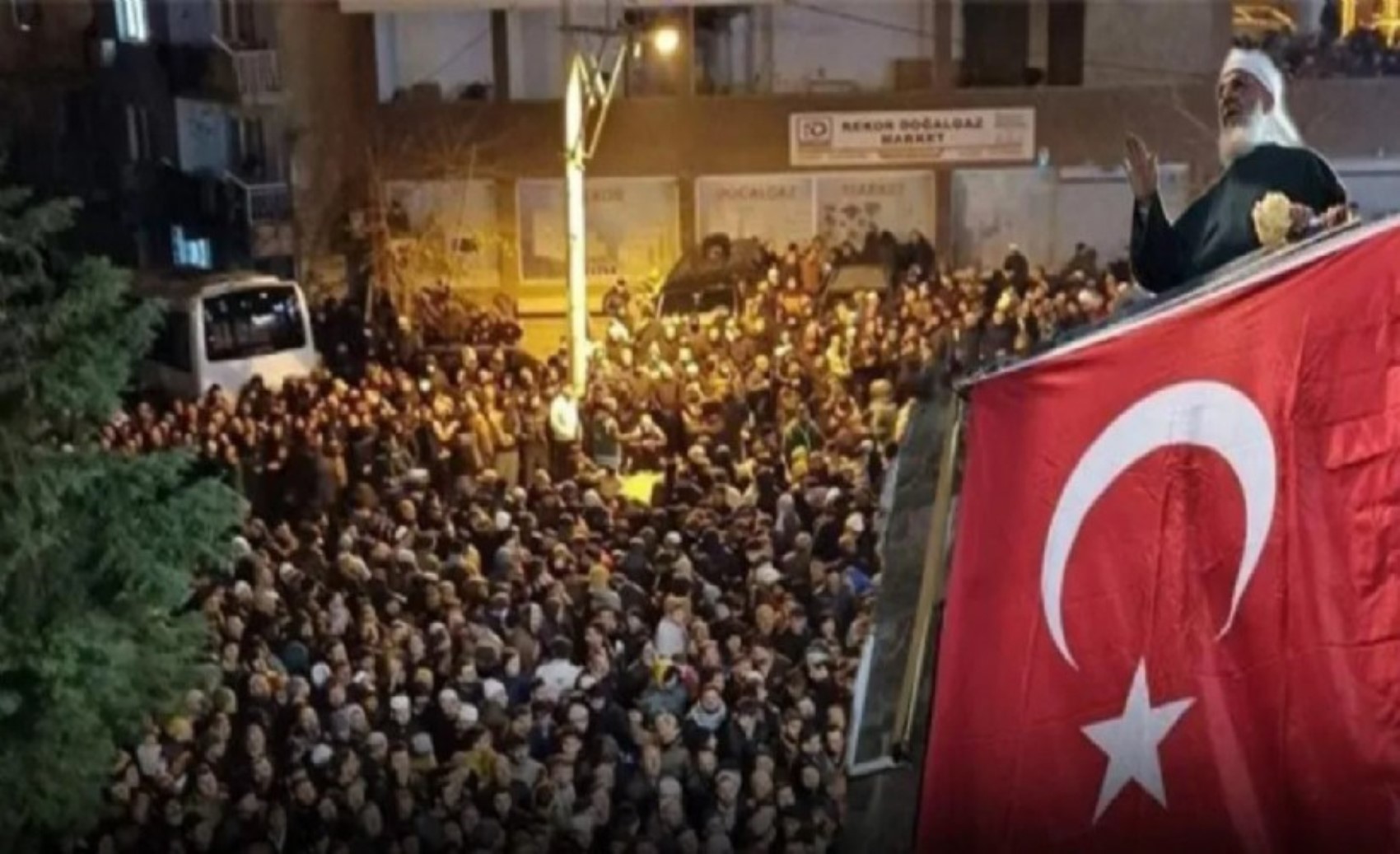 İzmir'de tepki çeken görüntüler sonrası Menzil'den açıklama geldi: Türkiye'ye laiklik hiç gelmemiş!