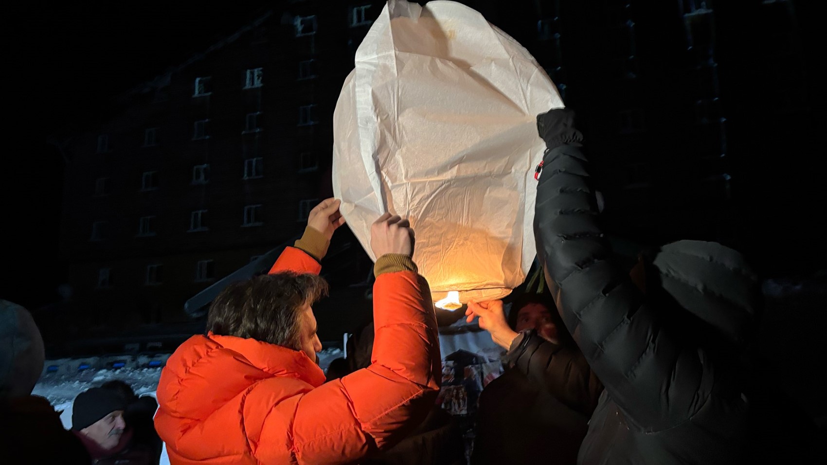 Kartalkaya faciasının birinci yıl dönümü: Otele 'melek' sembolü yansıtıldı