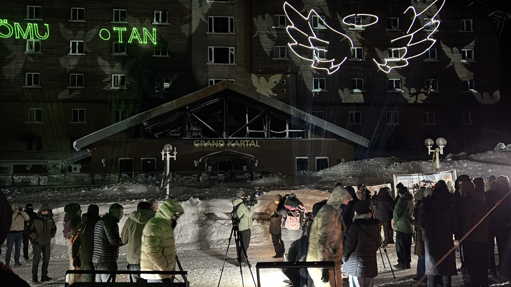 Kartalkaya faciasının birinci yıl dönümü: Otele 'melek' sembolü yansıtıldı