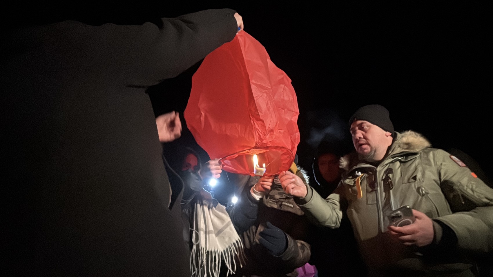 Kartalkaya faciasının birinci yıl dönümü: Otele 'melek' sembolü yansıtıldı