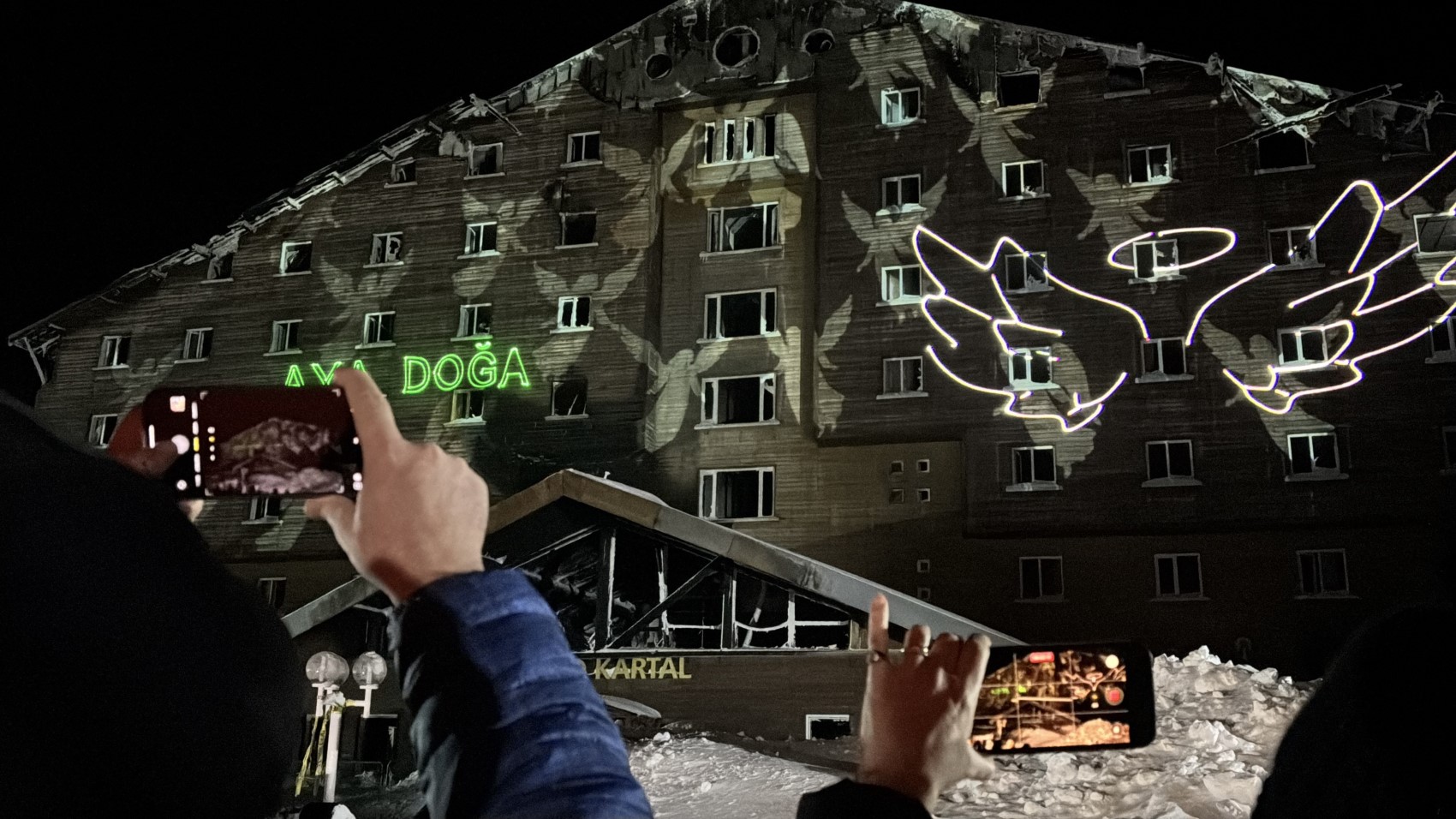 Kartalkaya faciasının birinci yıl dönümü: Otele 'melek' sembolü yansıtıldı