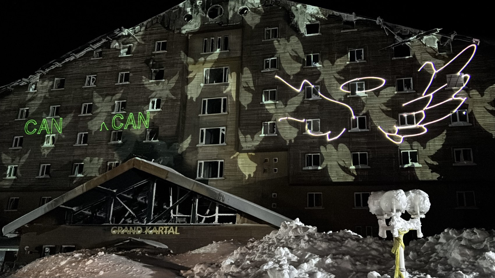 Kartalkaya faciasının birinci yıl dönümü: Otele 'melek' sembolü yansıtıldı