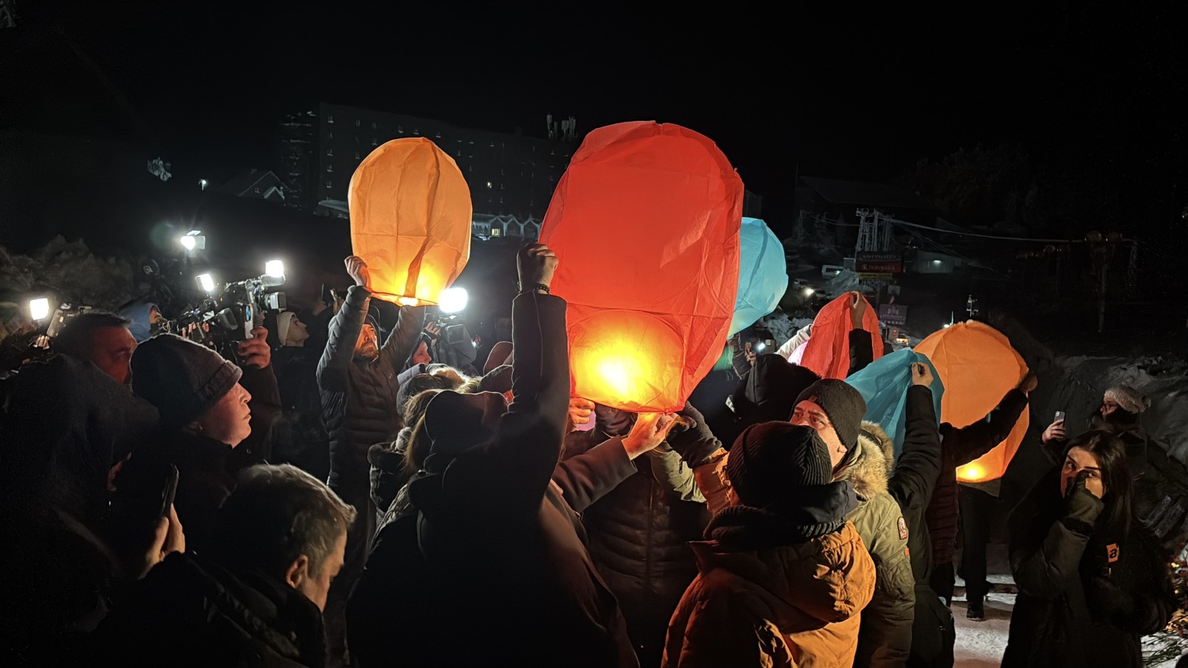 Kartalkaya faciasının birinci yıl dönümü: Otele 'melek' sembolü yansıtıldı