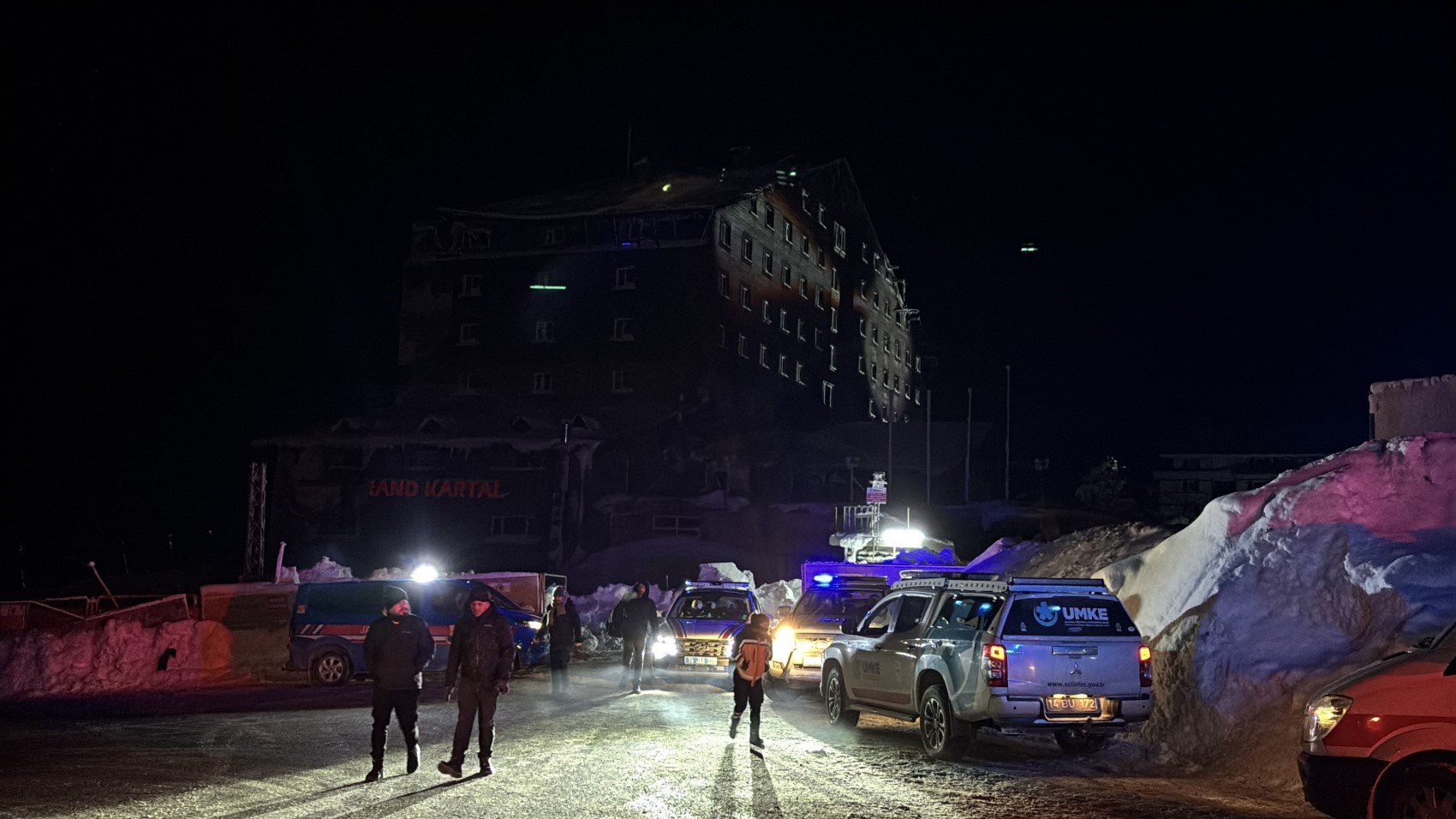 Kartalkaya faciasının birinci yıl dönümü: Otele 'melek' sembolü yansıtıldı