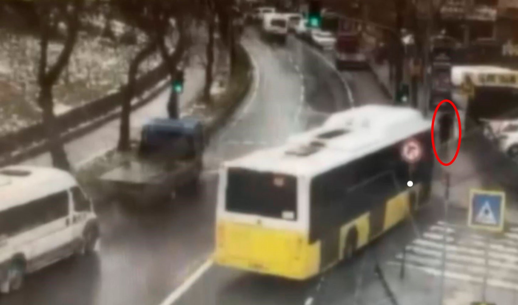 Esenler'deki İETT otobüsünün kaza görüntüleri ortaya çıktı: Aracın altında kalmaktan son anda kurtulmuş...