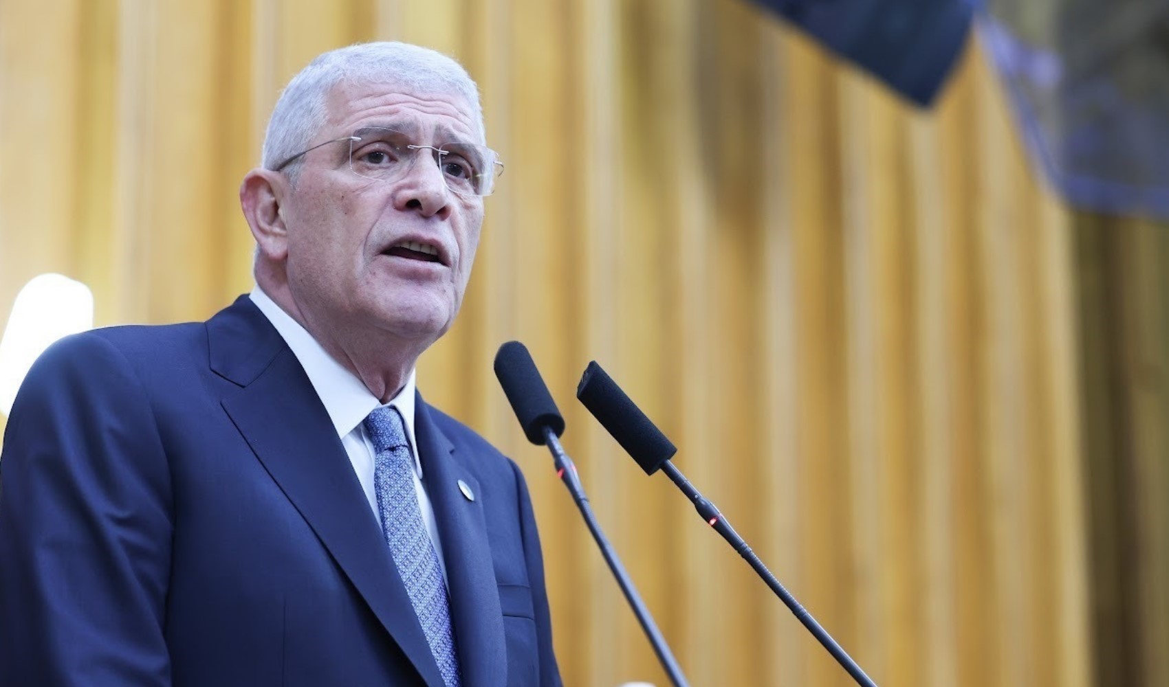 Dervişoğlu'ndan Türk bayrağı provokasyonuna sert tepki: Salon Türk bayraklarıyla donatıldı