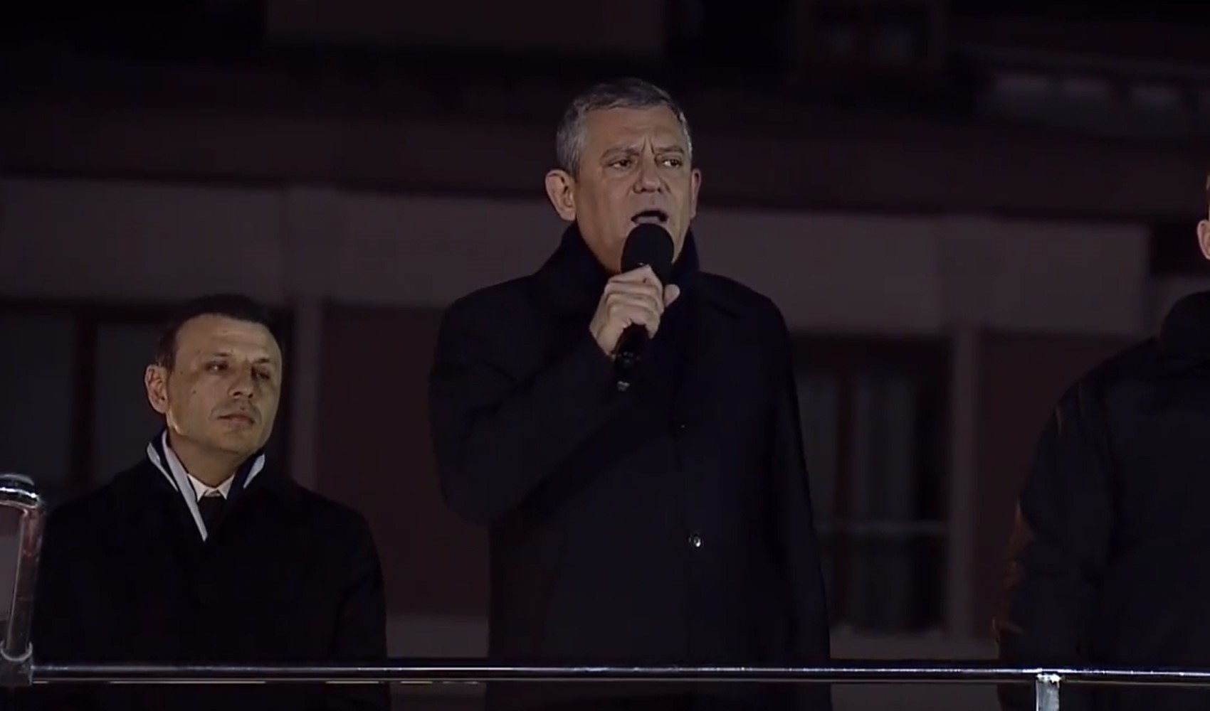 Özgür Özel'den Çekmeköy mitinginde 'emekli maaşı' yanıtı