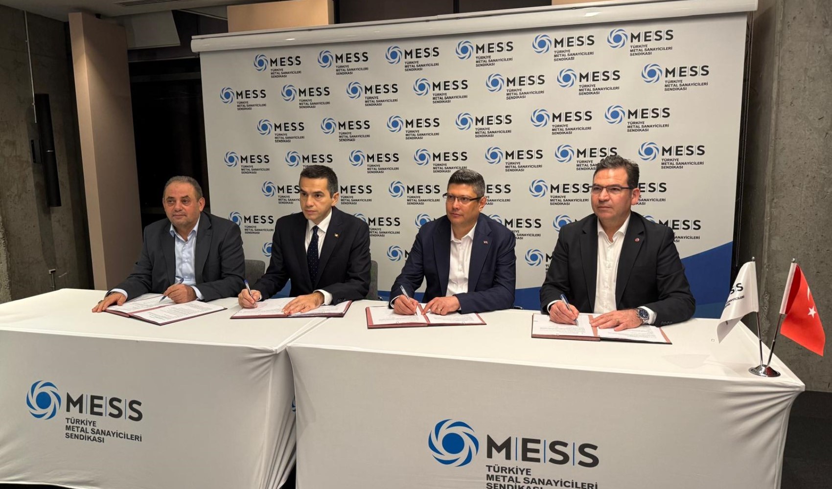 Birleşik Metal-İş ile MESS arasındaki sözleşme görüşmelerinde imzalar atıldı: Tüm işçi sınıfı kazandı
